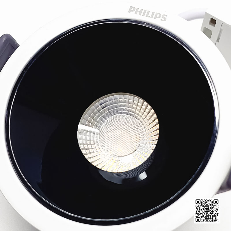 Đèn LED âm trần Philips mặt đen viền trắng nhìn cận cảnh chóa phản quang
