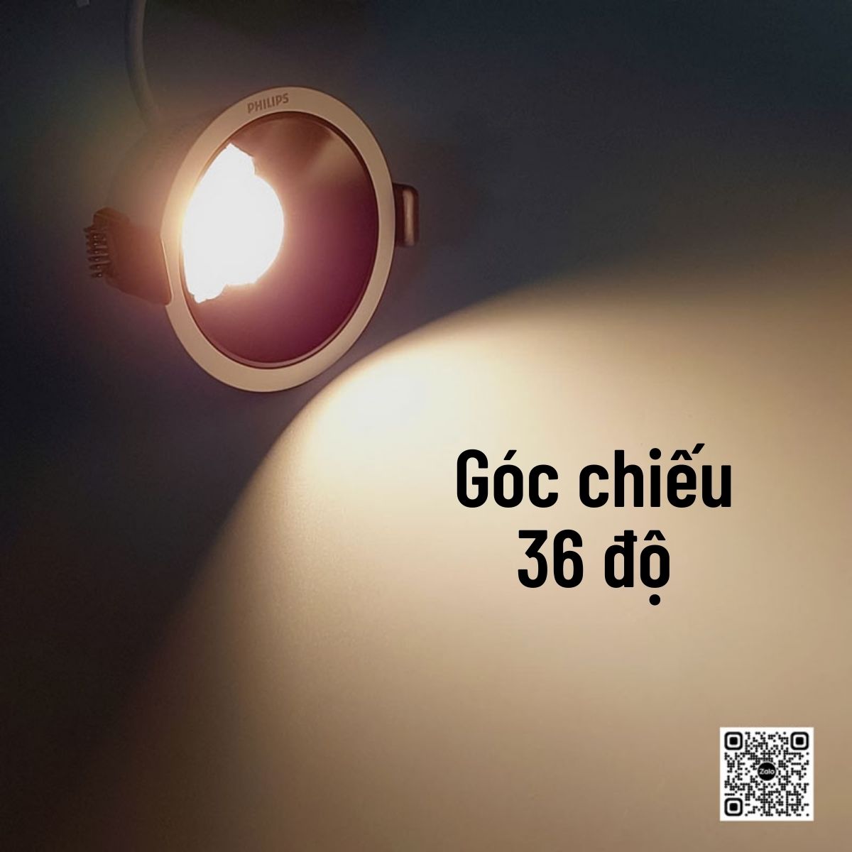 Đèn âm trần Philips chiếu sáng góc 36 độ trên tường, nền tối có mã QR