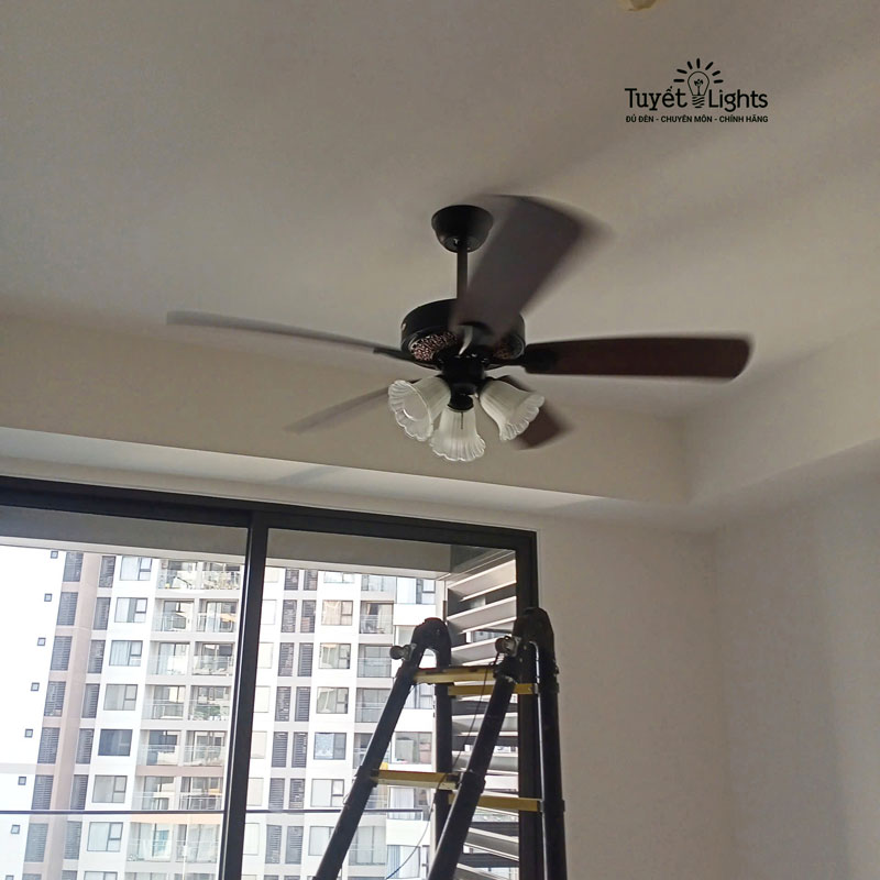 LẮP QUẠT TRẦN TRANG TRÍ QVIFA-108 CHO CHỊ TUYẾT MAI - CC AKARI BÌNH TÂN