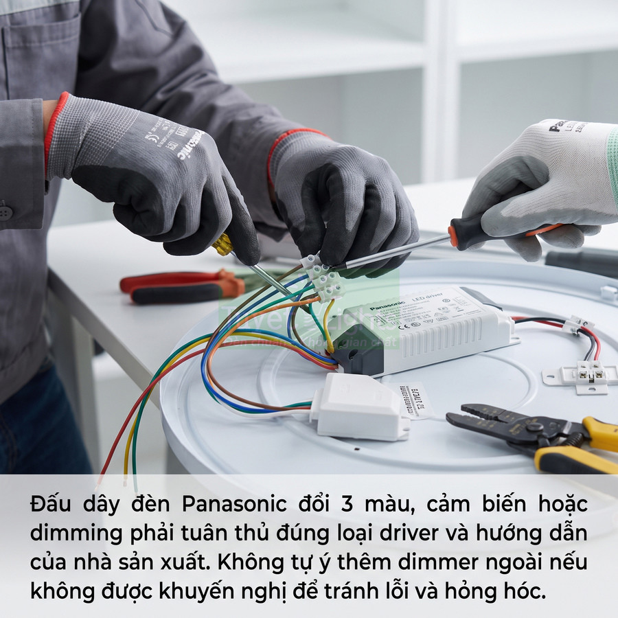 Kỹ thuật viên đấu dây đèn LED Panasonic đổi 3 màu với driver và cảm biến trên bàn làm việc