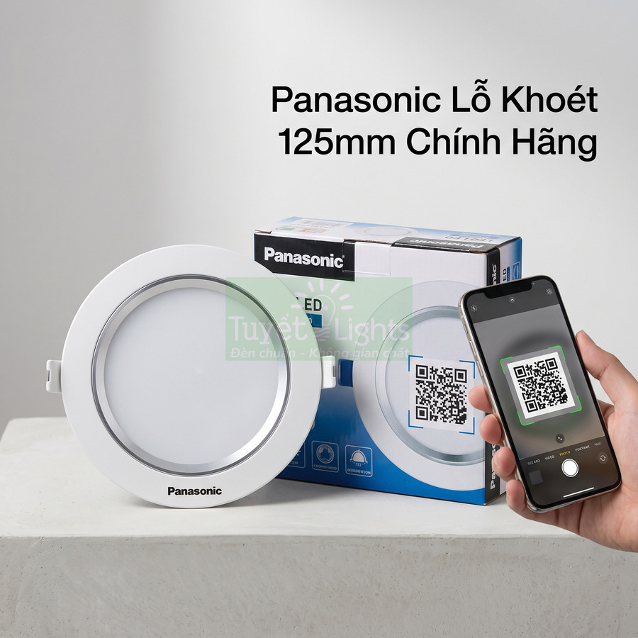 Đèn LED âm trần Panasonic lỗ khoét 125mm kèm hộp sản phẩm và điện thoại quét mã QR