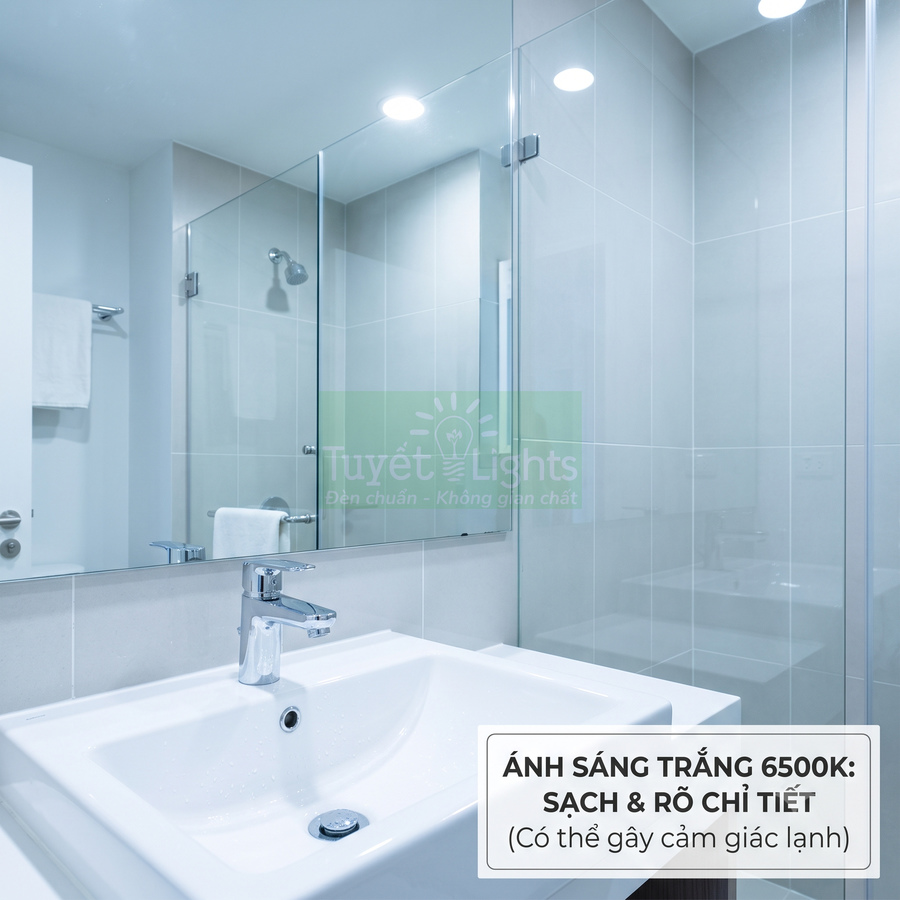Đèn led âm trần ánh sáng trắng 6500K chiếu sáng phòng tắm hiện đại với gương lớn và lavabo trắng