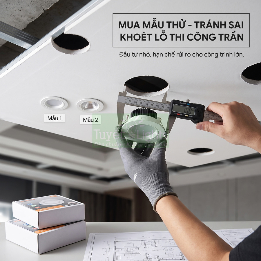 Thợ dùng thước kẹp đo kích thước đèn led âm trần trước khi khoét lỗ trần thạch cao