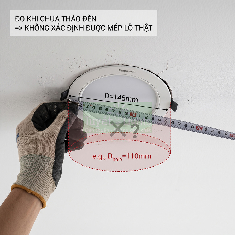 Thợ dùng thước dây đo đường kính đèn âm trần Panasonic gắn trên trần nhà