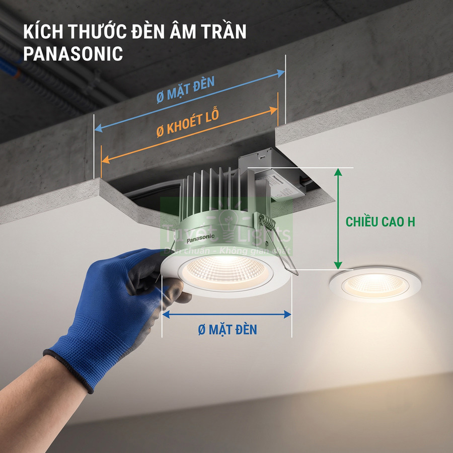 Lắp đặt đèn âm trần Panasonic, thợ đeo găng tay giữ đèn LED chiếu sáng trên trần nhà