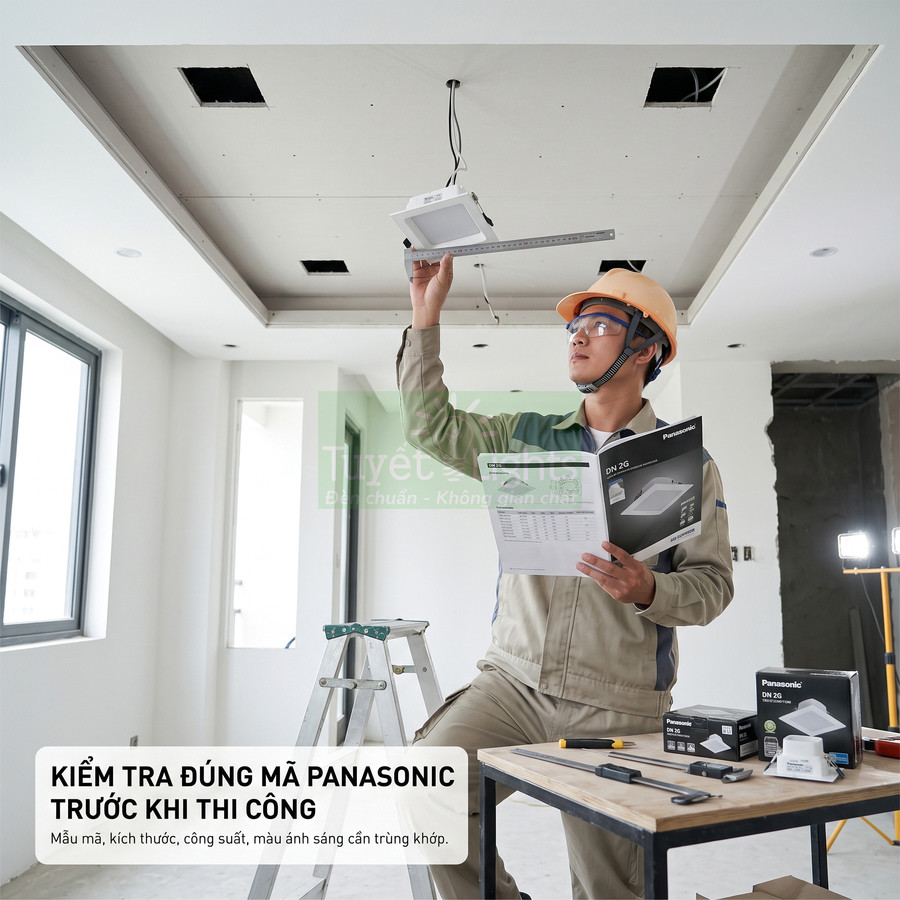 Kỹ thuật viên kiểm tra đèn âm trần Panasonic DN 2G trước khi lắp đặt trong căn hộ mới xây