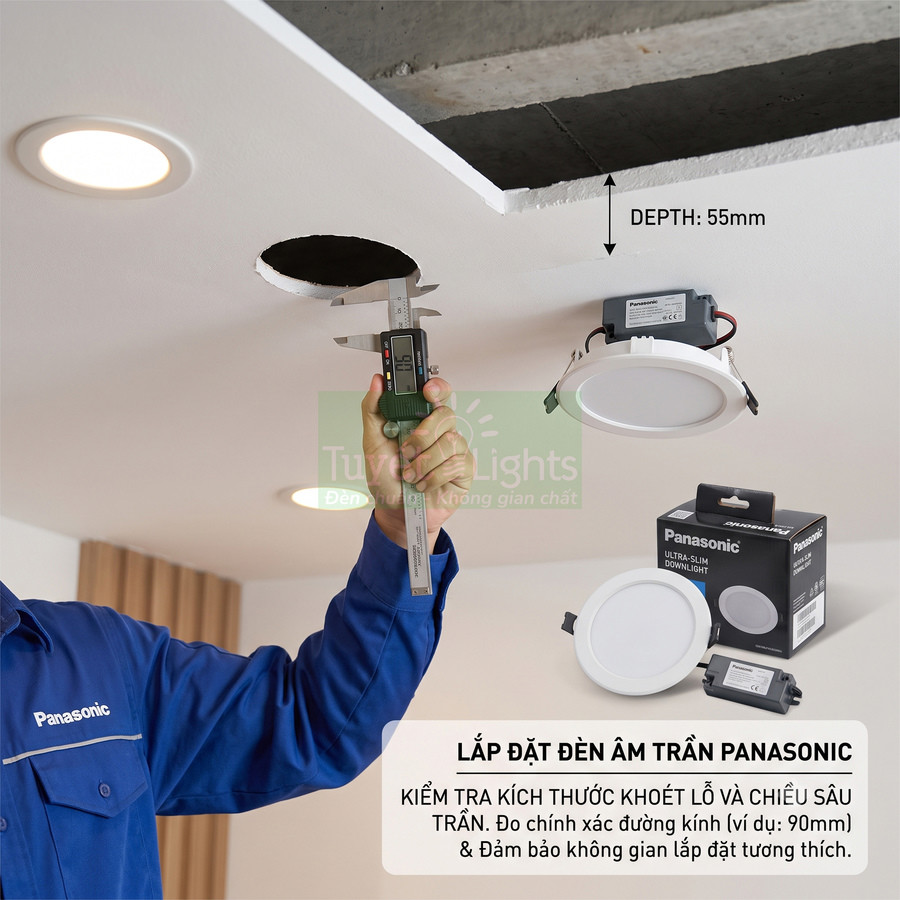 Lắp đặt đèn âm trần Panasonic, thợ dùng thước kẹp đo kích thước lỗ khoét trên trần nhà