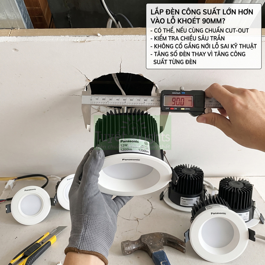 Lắp đặt đèn downlight Panasonic 12W vào lỗ khoét trần 90mm, thợ dùng thước kẹp đo kích thước