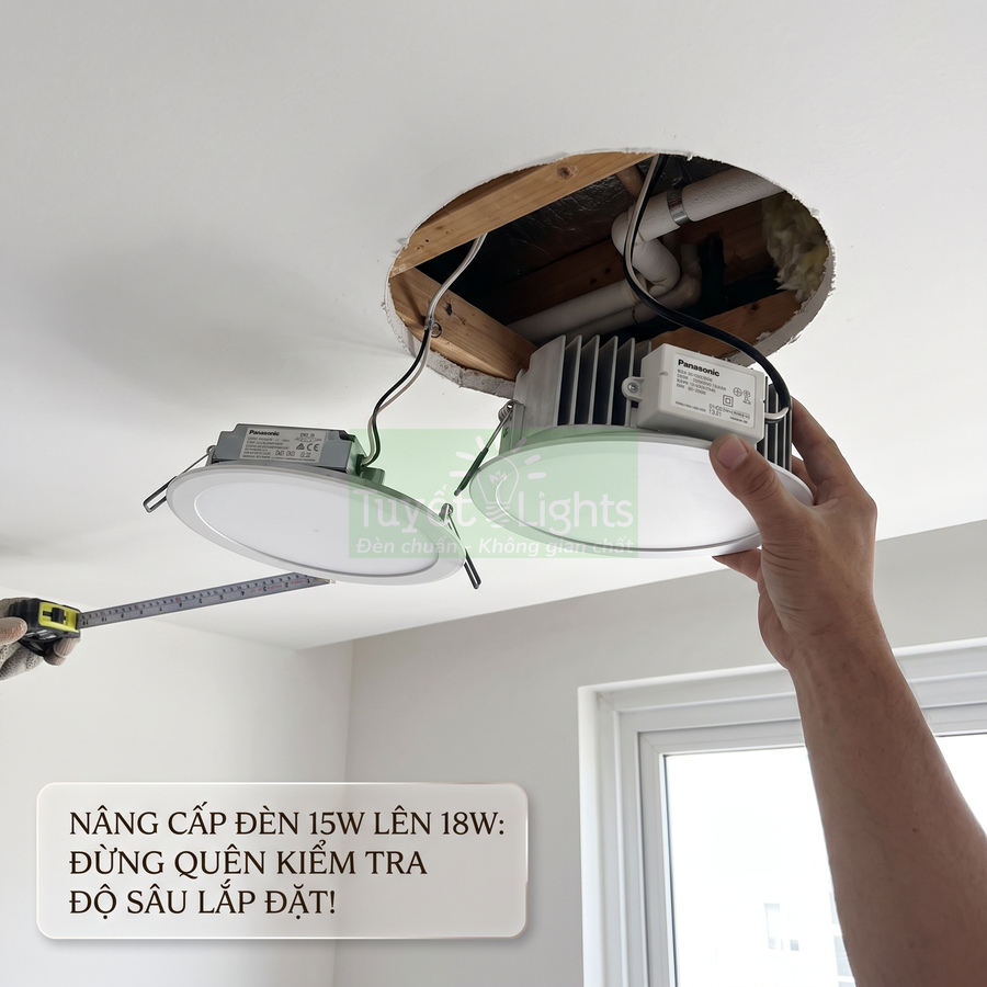 Lắp đặt đèn LED âm trần Panasonic công suất lớn hơn, thợ kiểm tra kích thước và độ sâu trần nhà
