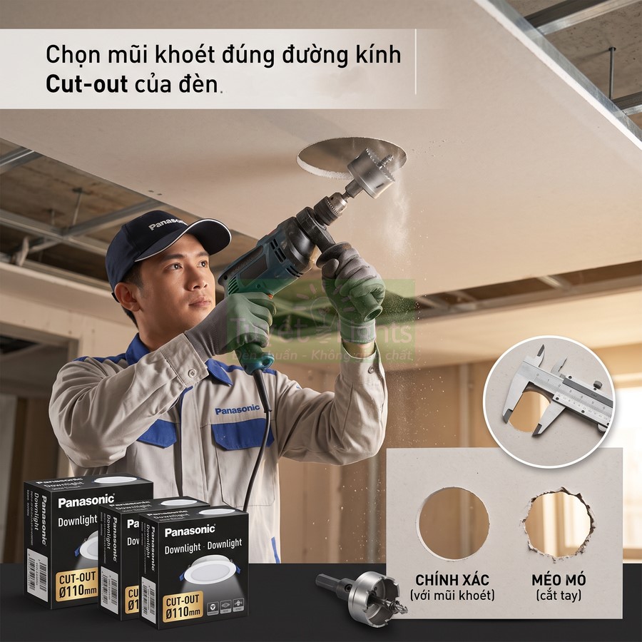 Thợ thi công dùng mũi khoét lỗ trần lắp đèn downlight Panasonic cạnh hộp sản phẩm và thước kẹp đo đường kính