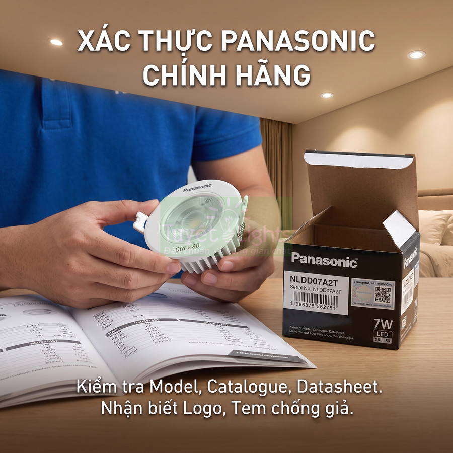 Người đàn ông kiểm tra đèn LED âm trần Panasonic chính hãng với hộp sản phẩm và catalogue trên bàn