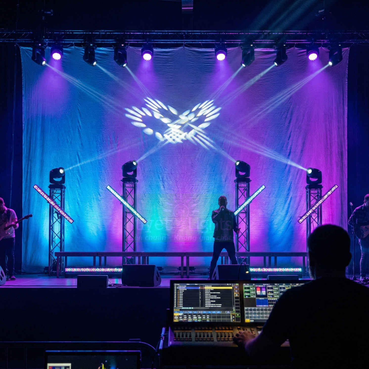 Hệ thống đèn sân khấu chuyên nghiệp với bàn điều khiển ánh sáng và ban nhạc biểu diễn live