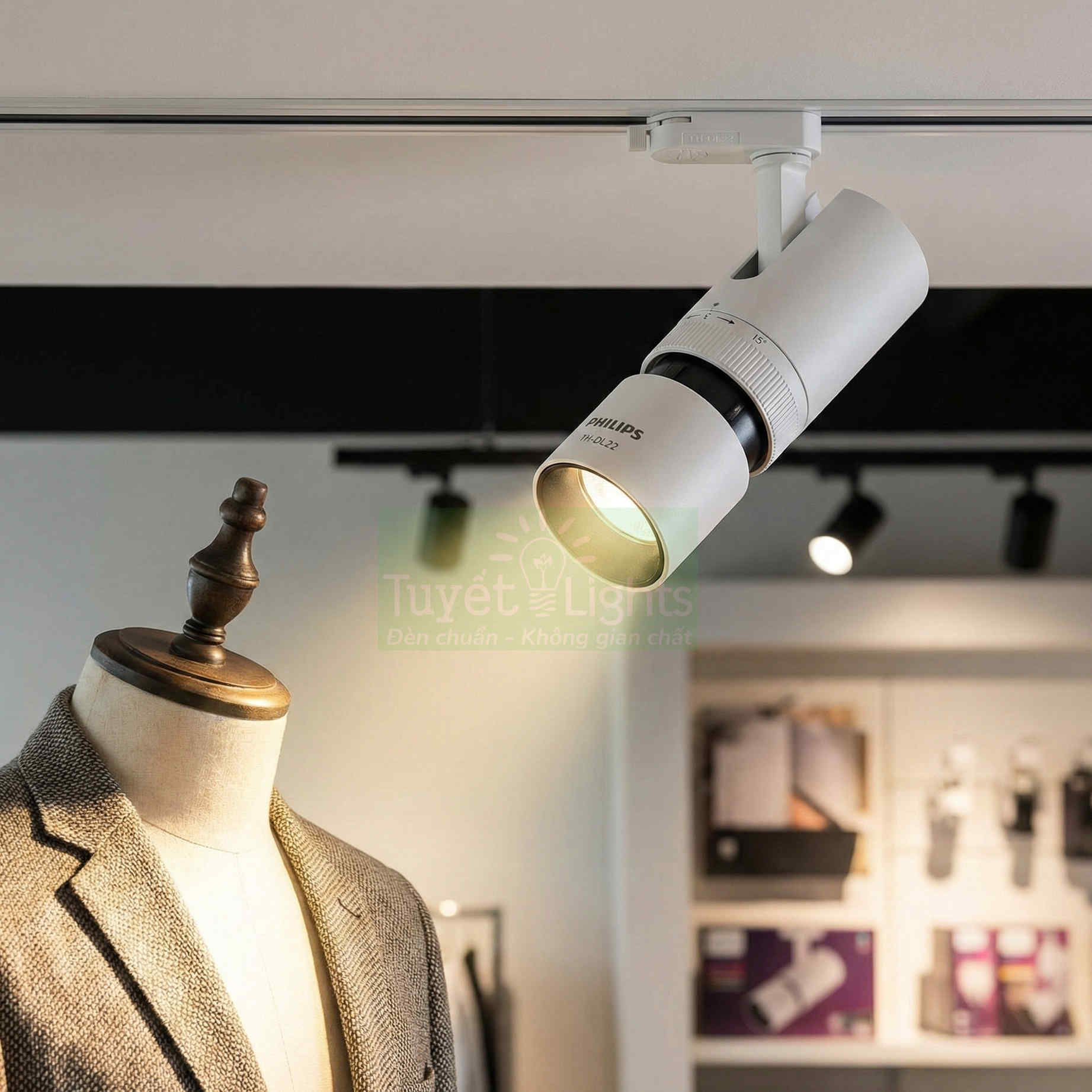 Đèn rọi ray Philips chiếu sáng ma nơ canh trưng bày áo vest trong cửa hàng thời trang