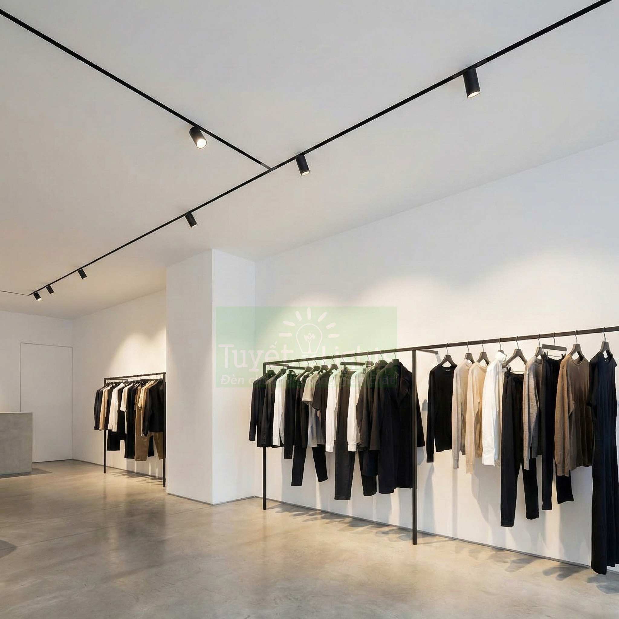 Đèn rọi ray LED chiếu sáng cửa hàng quần áo tối giản với giá treo đồ gọn gàng