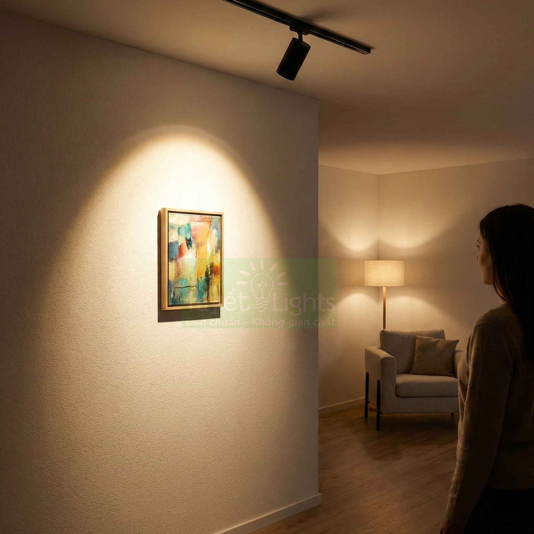 Đèn rọi ray chiếu tranh treo tường trong phòng khách hiện đại, ánh sáng vàng tạo điểm nhấn cho bức tranh