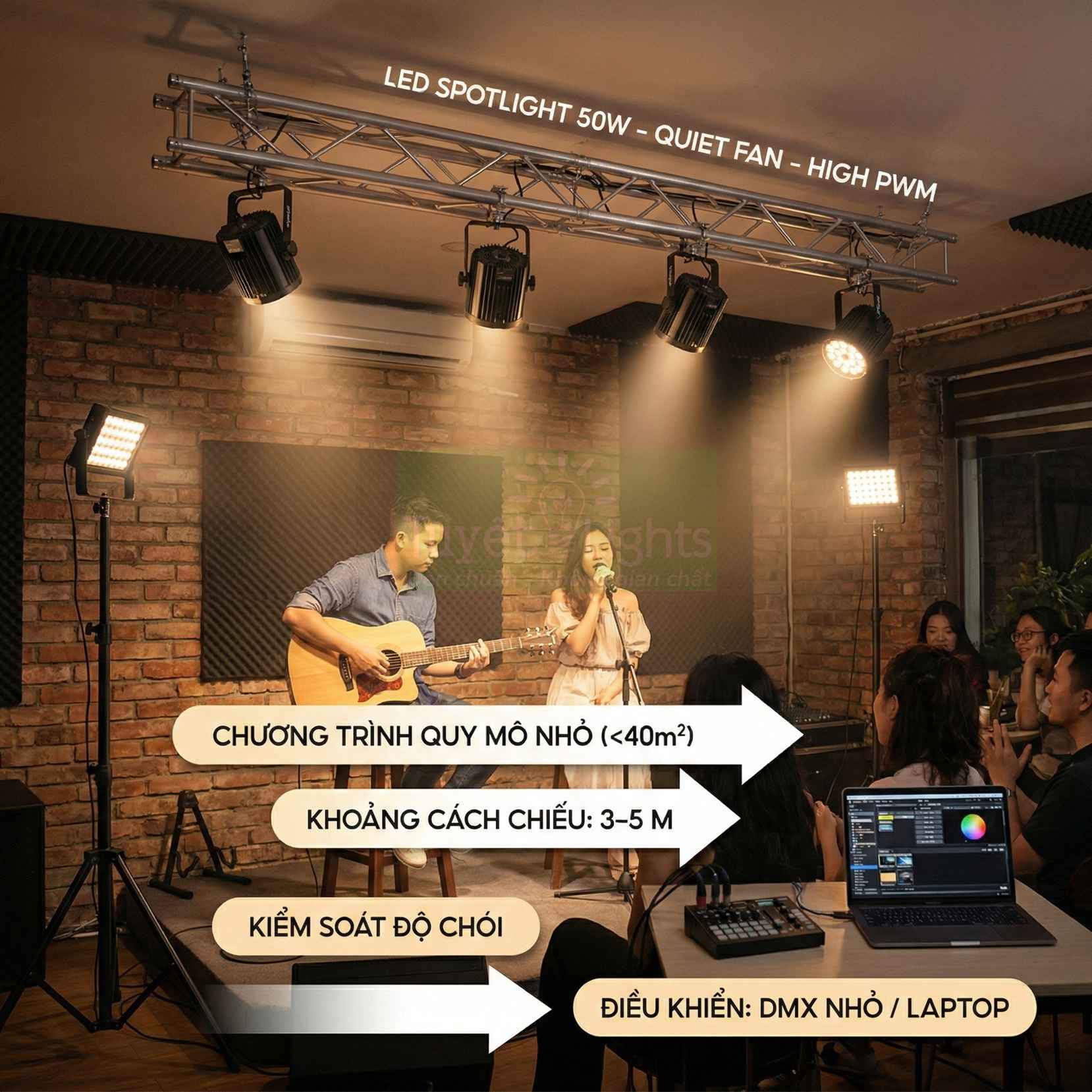 Đèn LED spotlight 50W chiếu sáng sân khấu nhỏ trong quán cà phê với ca sĩ và guitarist biểu diễn