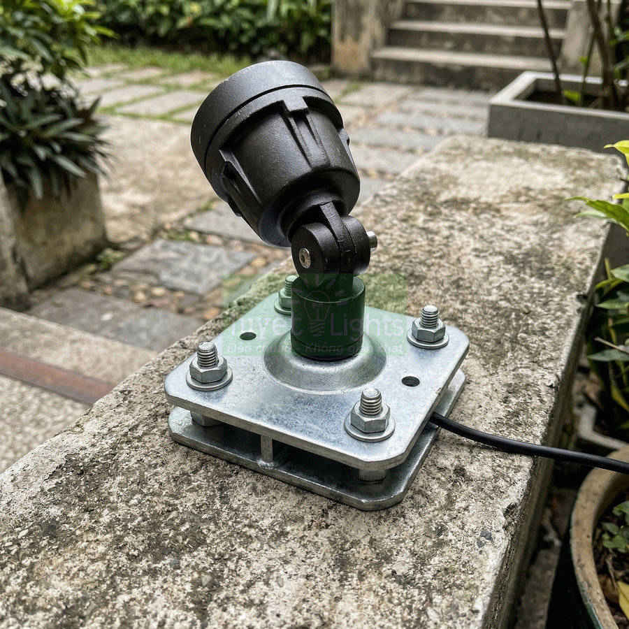 Đèn chiếu sáng sân vườn gắn chân đế kim loại ngoài trời, thân đèn màu đen có dây điện nối