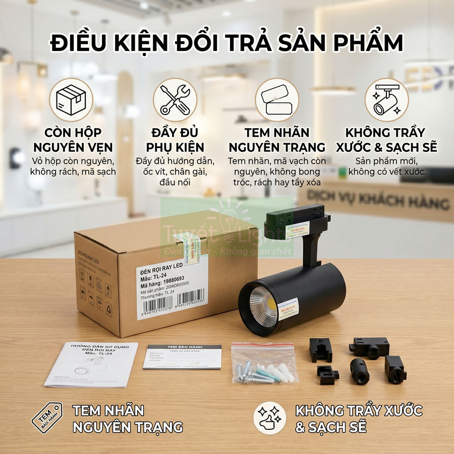 Đèn rọi ray LED màu đen kèm hộp carton, phụ kiện lắp đặt và giấy hướng dẫn trên bàn gỗ