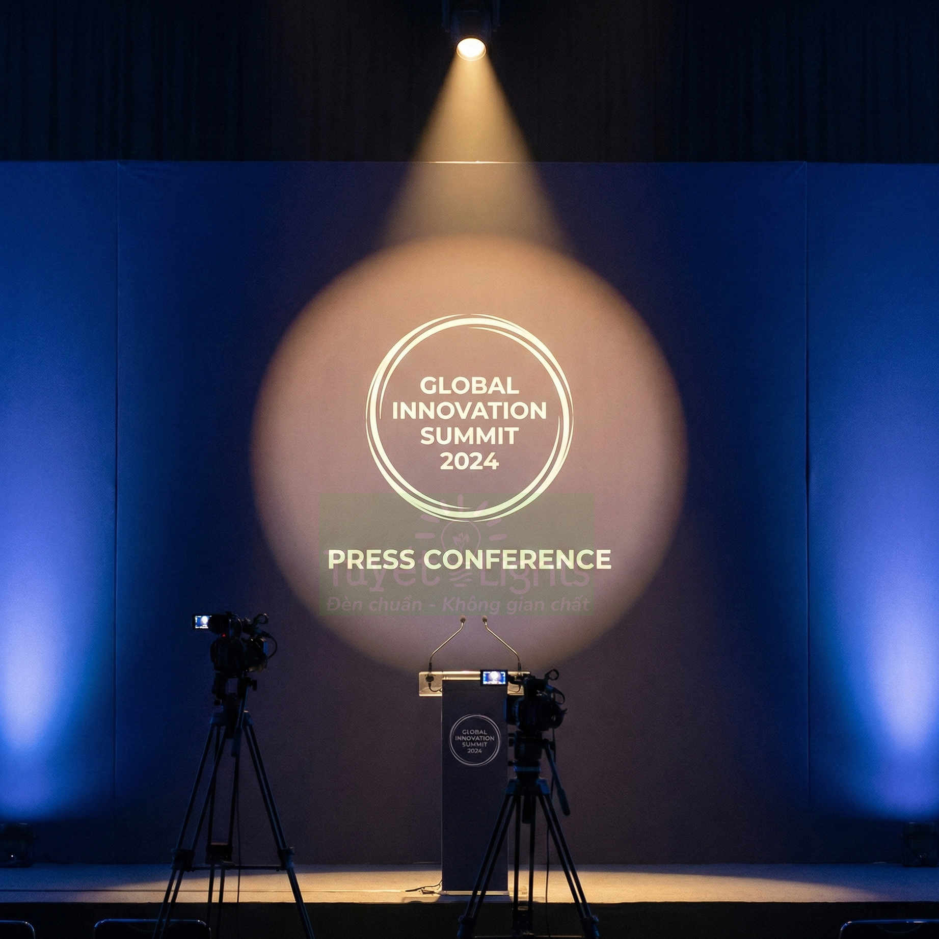 Sân khấu họp báo Global Innovation Summit 2024 với bục phát biểu và hệ thống đèn chiếu chuyên nghiệp