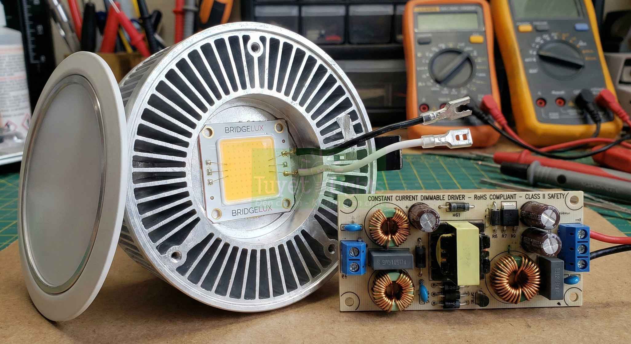 Đèn LED Bridgelux công suất lớn kèm bộ nguồn dimmable đặt trên bàn kỹ thuật điện tử