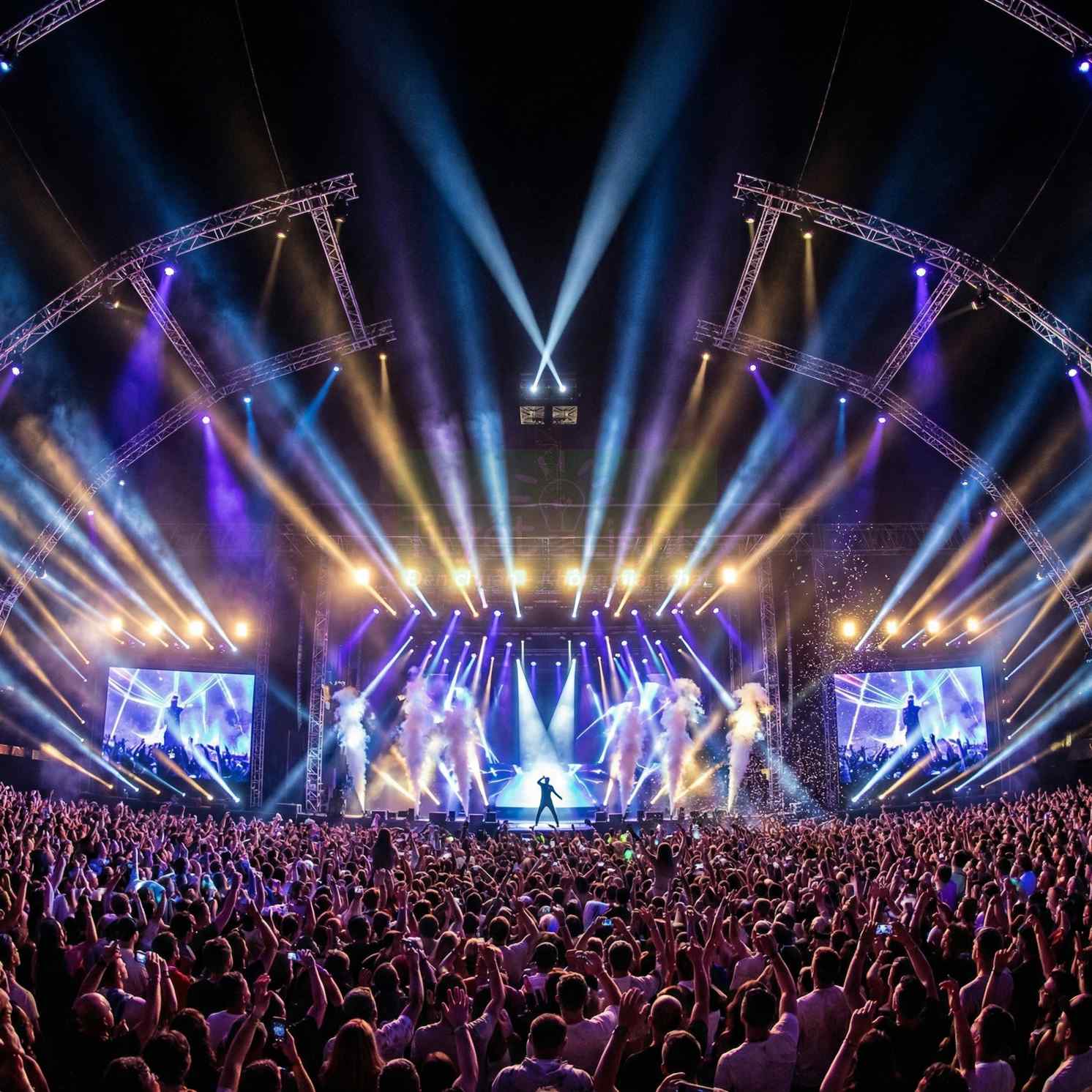 Sân khấu ca nhạc ngoài trời với ca sĩ biểu diễn trước đám đông và hệ thống ánh sáng sân khấu chuyên nghiệp