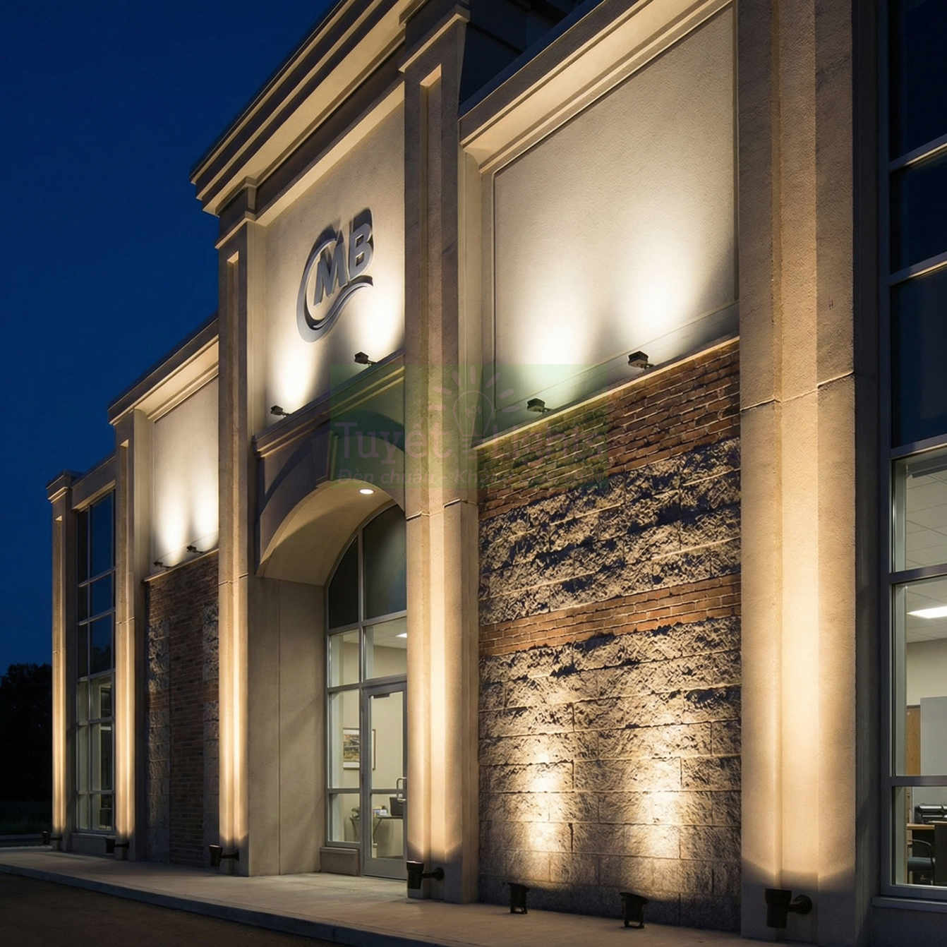 Đèn rọi tường ngoài trời chiếu sáng mặt tiền tòa nhà vào ban đêm