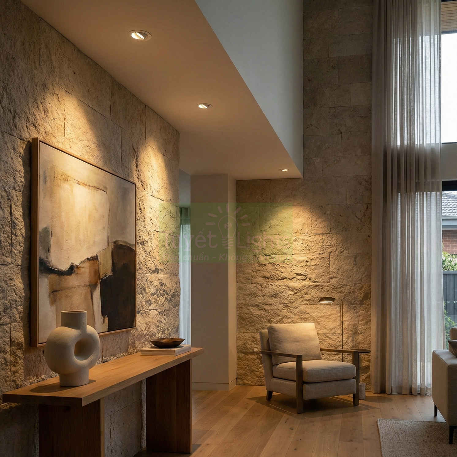 Đèn downlight âm trần chiếu sáng phòng khách tường đá với ghế sofa đơn và bàn gỗ trang trí