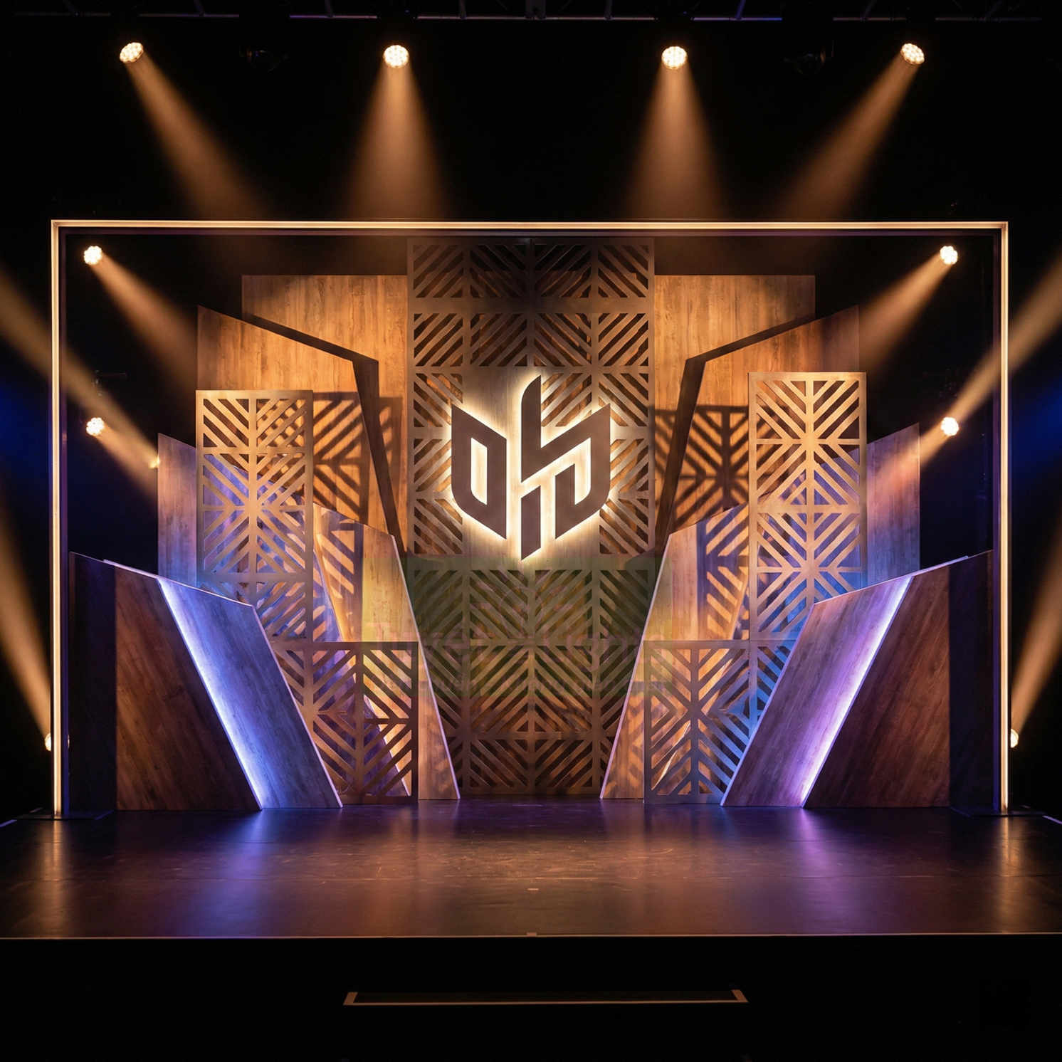 Sân khấu sự kiện với logo thương hiệu phát sáng trên phông gỗ trang trí hoa văn và hệ thống đèn chiếu chuyên nghiệp