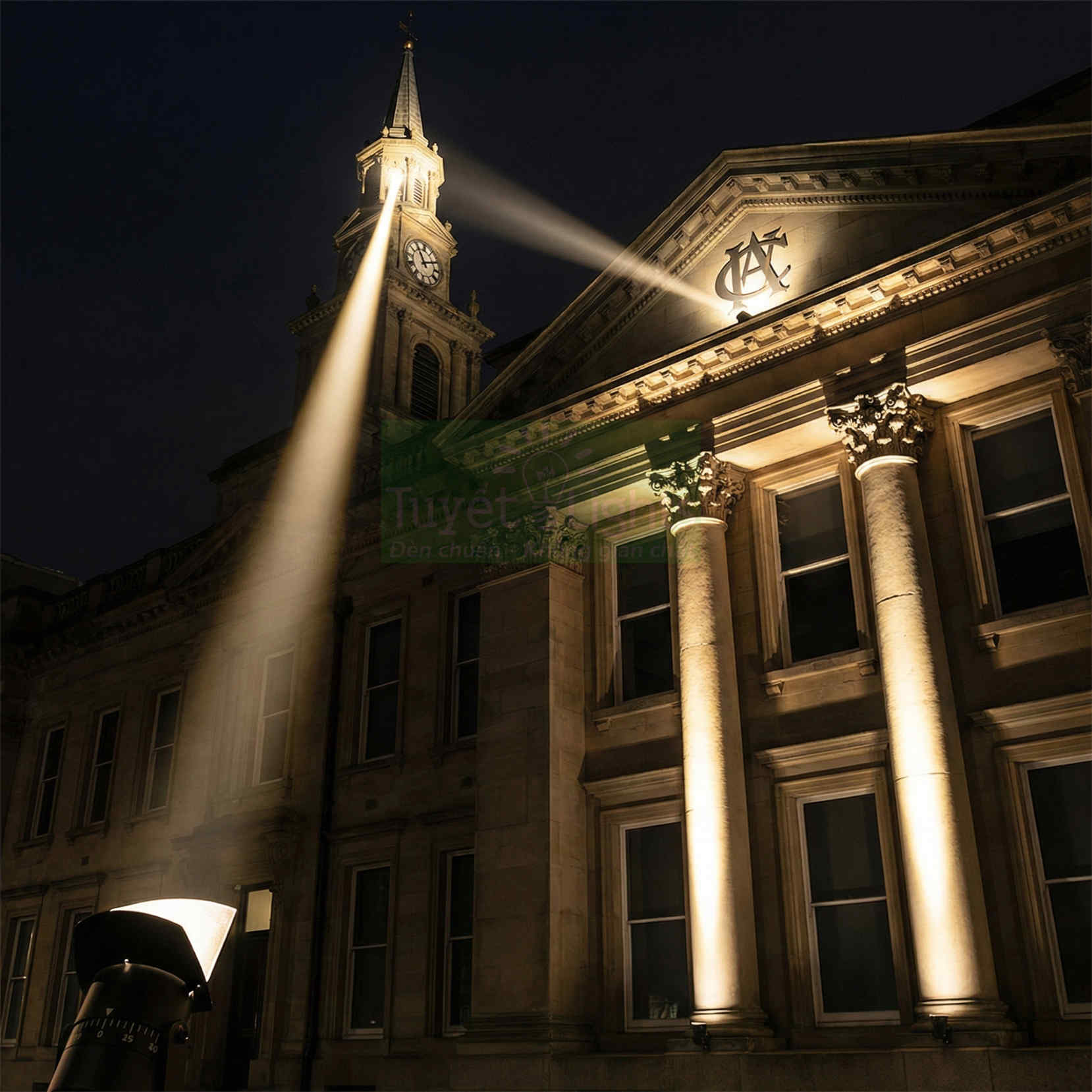 Đèn chiếu sáng công suất lớn rọi lên mặt tiền tòa nhà cổ và tháp đồng hồ vào ban đêm