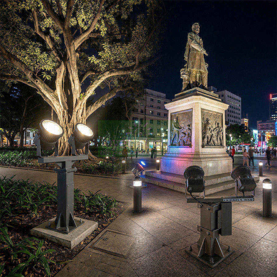 Đèn pha chiếu sáng ngoài trời công suất lớn lắp đặt tại quảng trường ban đêm