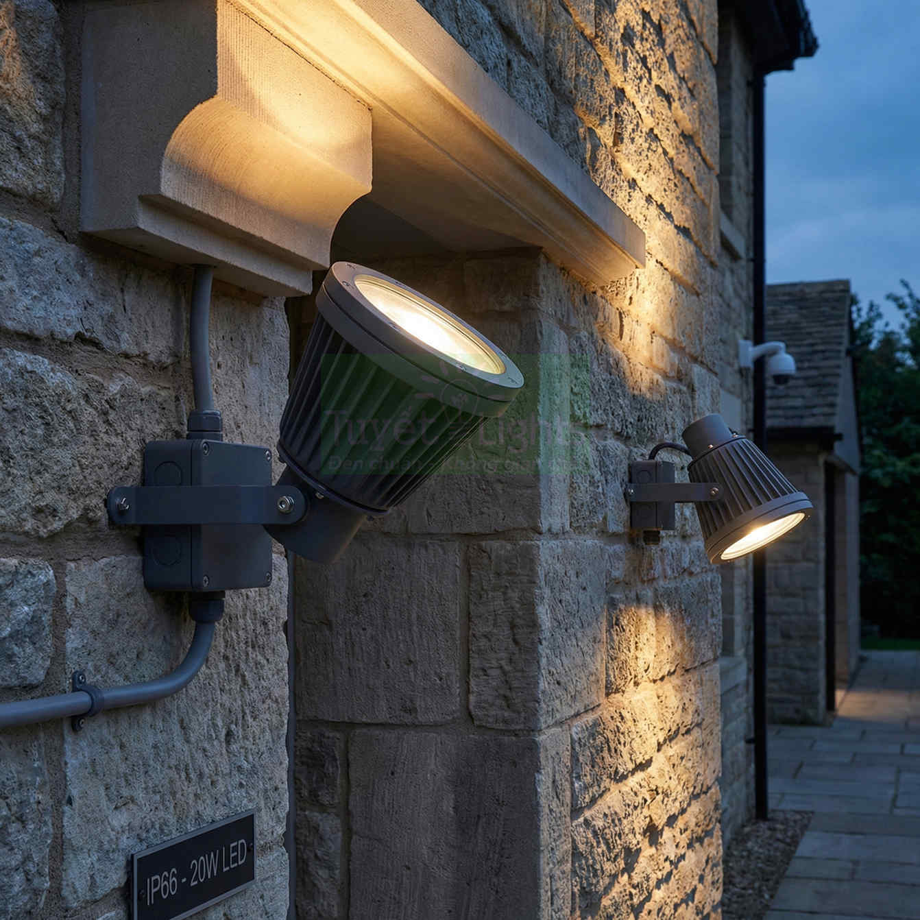 Đèn pha LED gắn tường chiếu sáng mặt tiền nhà bằng đá ngoài trời