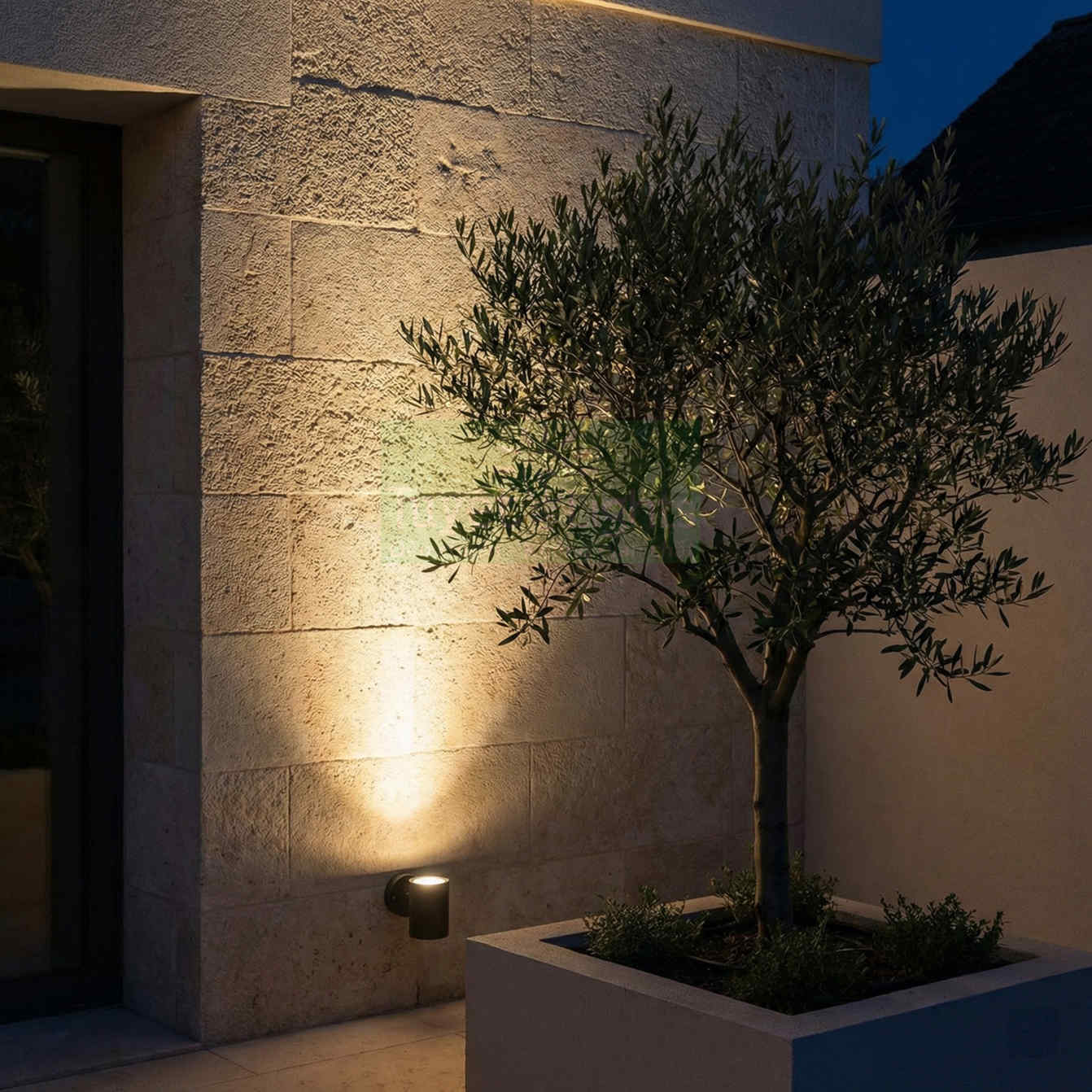 Đèn rọi tường ngoài trời chiếu sáng gốc cây trong chậu cạnh tường đá ban công