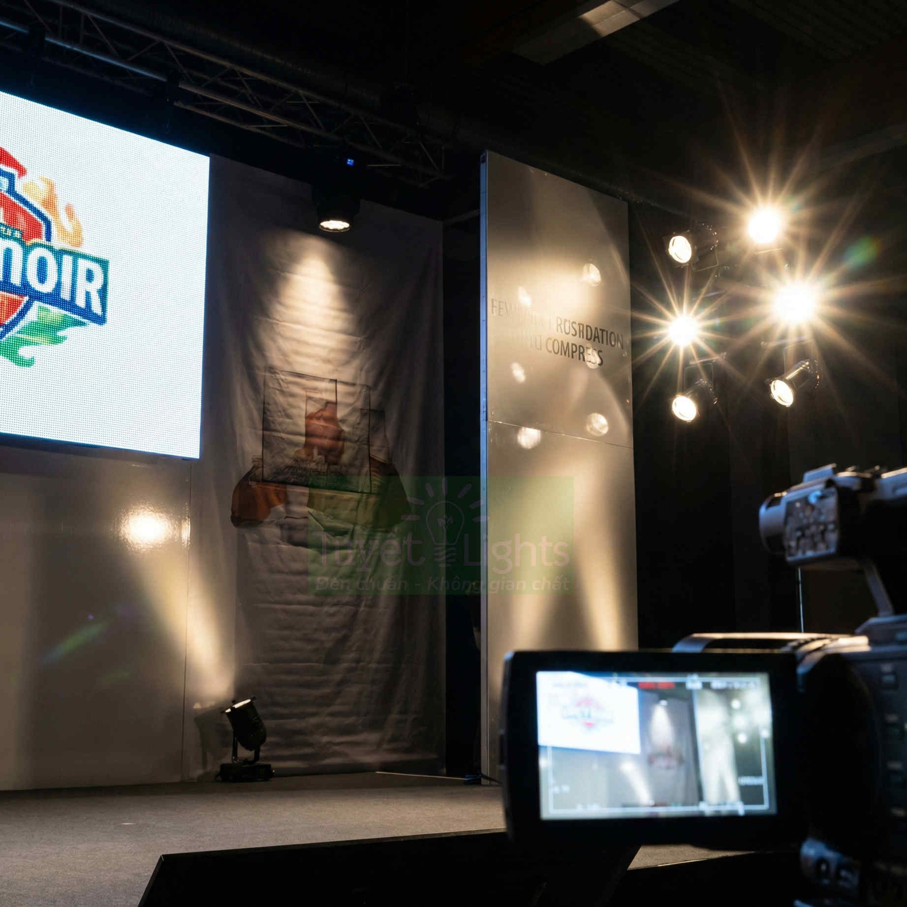 Hệ thống đèn sân khấu chiếu sáng phông nền và màn hình LED trong hội trường sự kiện