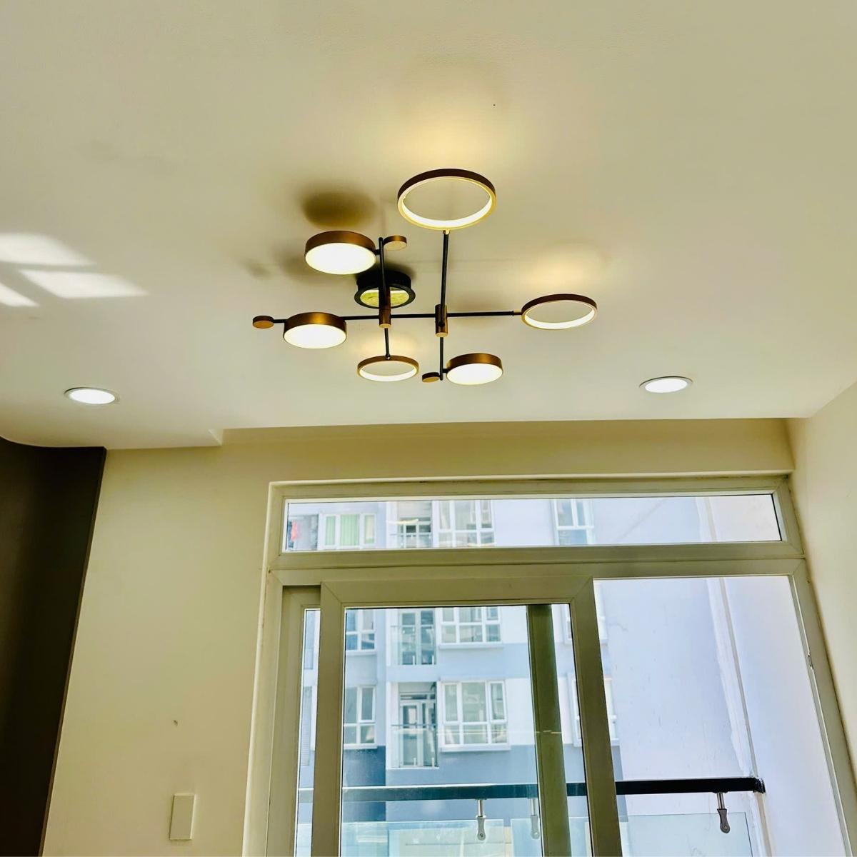 Khi bật đèn, ánh sáng lan tỏa đồng đều từ các vòng LED