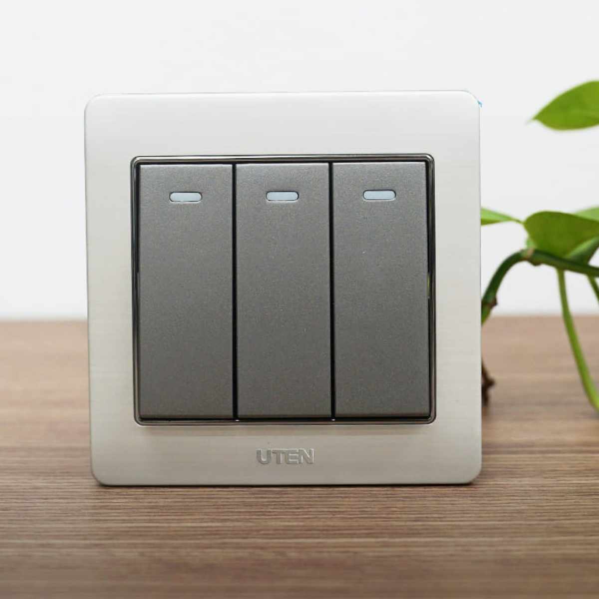 Bộ Công Tắc Ba 2 Chiều UTEN | V6.0GK32