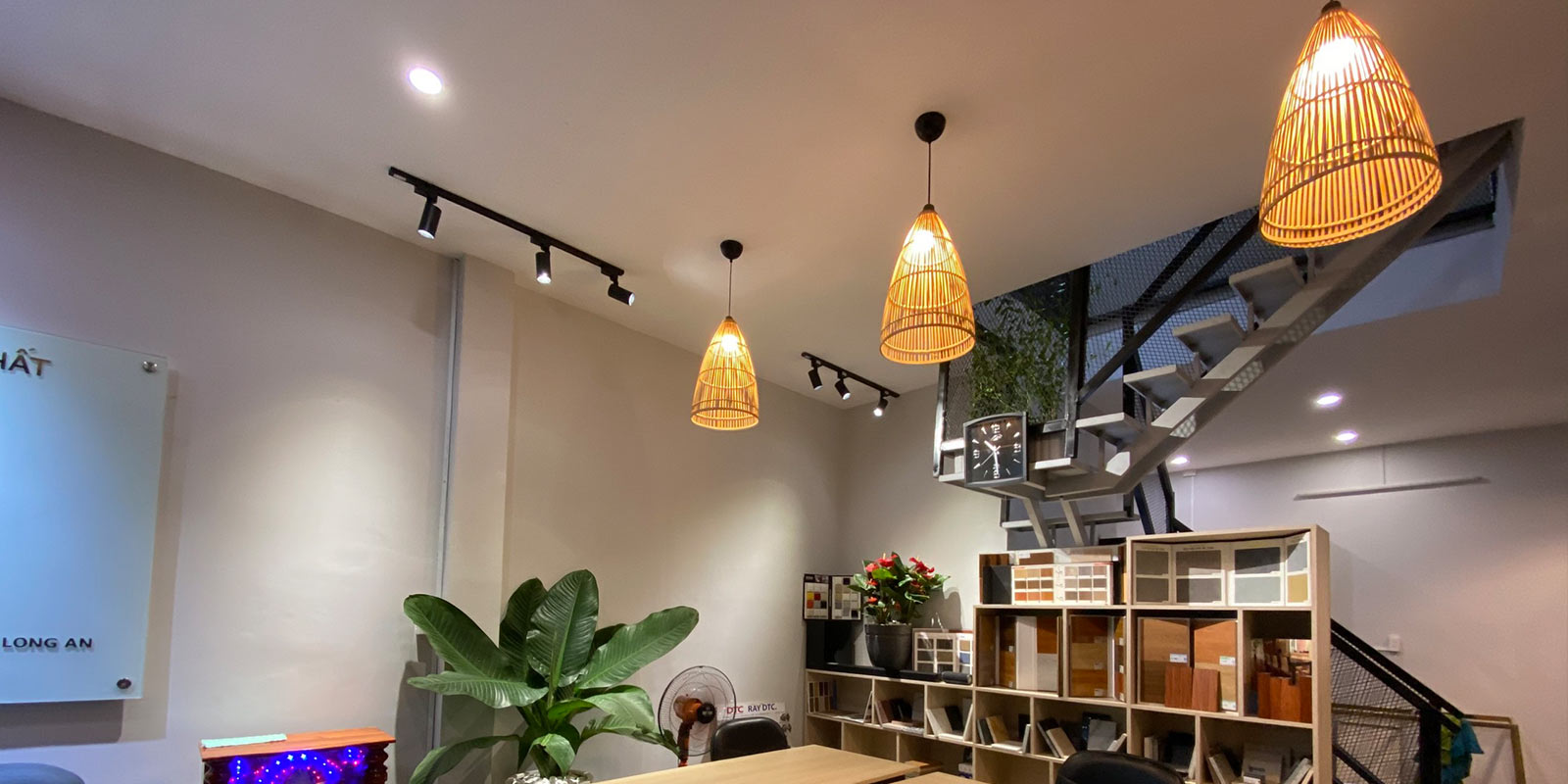 Tại sao nên kết hợp đèn LED rọi ray Akimi trong chiếu sáng shop?