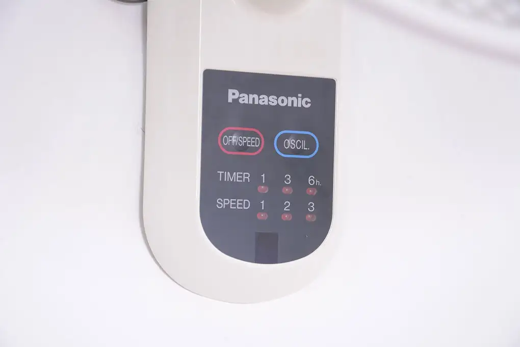 Quạt treo tường Panasonic F-409MG - Màu trắng ngà, có remote
